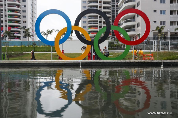 Mọi người chụp ảnh trước biểu tượng Olympic ở Rio de Janeiro hôm 2/8.