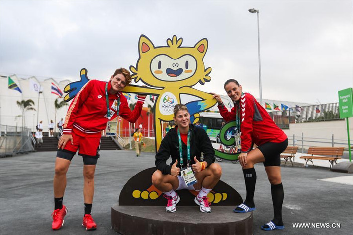 Các thành viên của đoàn thể thao Montenegro chụp ảnh kỷ niệm tại làng Olympic ở thành phố Rio de Janeiro hôm 2/8.