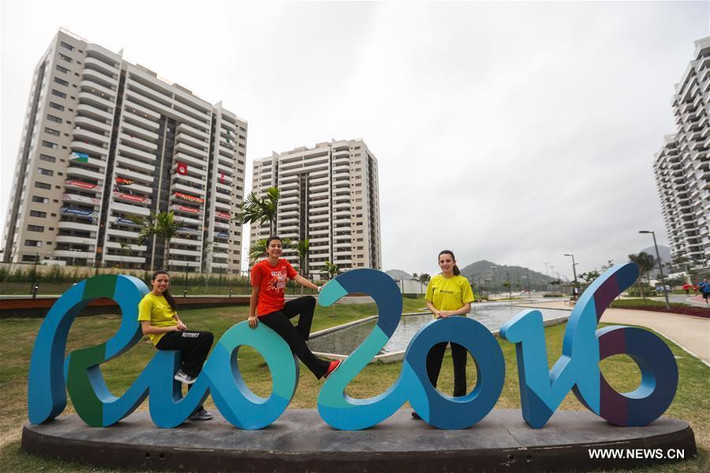Thành viên của đoàn thể thao Ai Cập chụp ảnh kỷ niệm tại khuôn viên làng Olympic hôm 2/8.