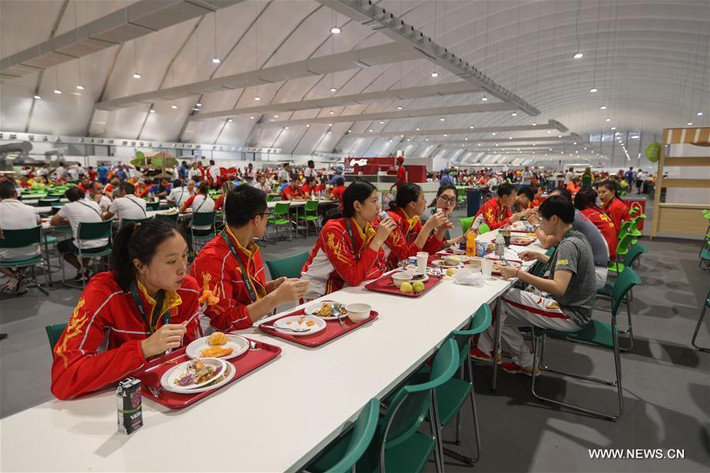 Đoàn thể thao Trung Quốc dùng bữa tại căng tin ở làng Olympic.
