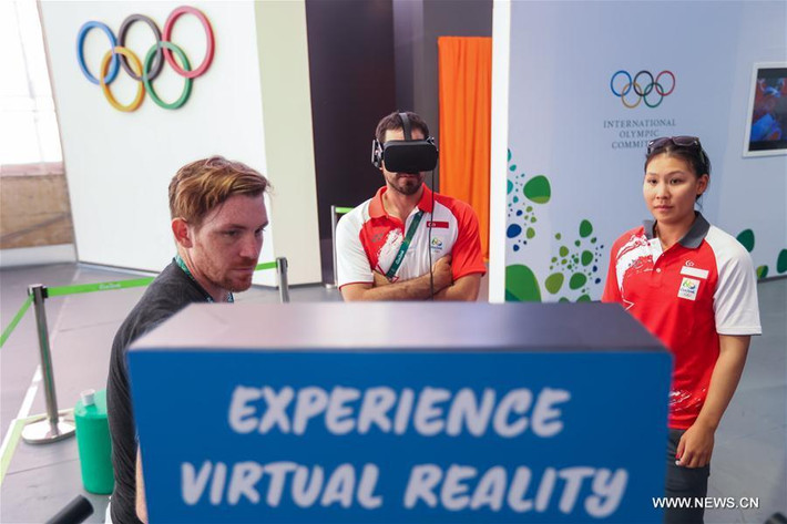 31 tòa nhà và 3.604 căn hộ trong làng Olympic này có sức chứa lên tới hơn 17 nghìn vận động viên cùng các quan chức vào mùa cao điểm. Ảnh: Thành viên của đoàn Singapore xem phim bằng kính VR tại làng Olympic ở Rio de Janeiro hôm 2/8.