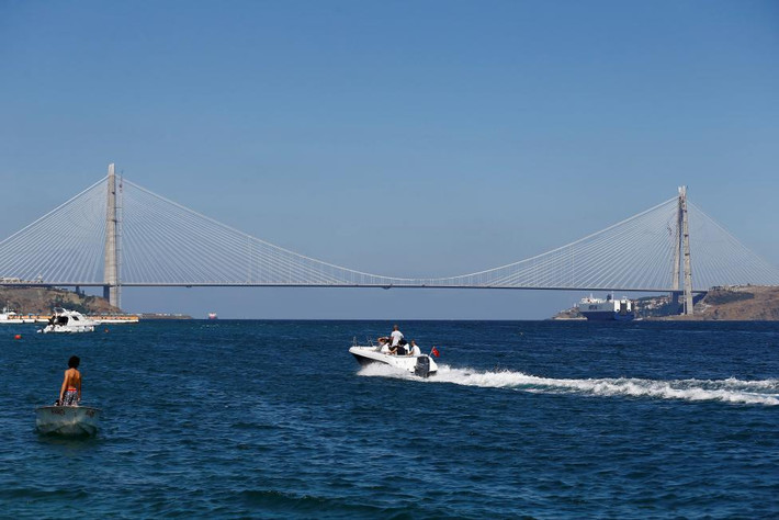 Cầu treo Yavuz Sultan Selim bắc qua eo Bosphorus.