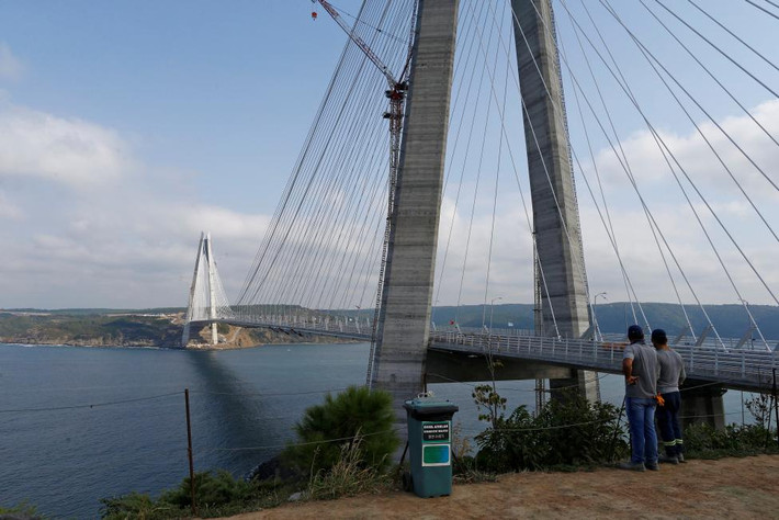 Người dân đứng ngắm nhìn cầu treo mới được khai trương ở thành phố Istanbul.