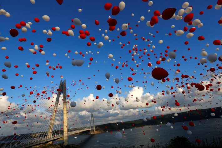 Những quả bóng bay rợp trời ngày khai trương cây cầu.