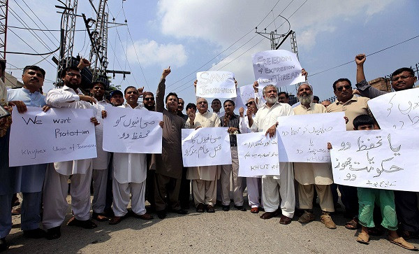 Các nhà báo Pakistan hô khẩu hiệu trong một cuộc biểu tình tưởng niệm những nạn nhân xấu số.