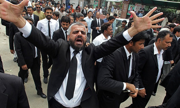 Một luật sư Pakistan hô vang khẩu hiệu trong một cuộc biểu tình lên án vụ đánh bom liều chết ở Quetta hôm 8/8.