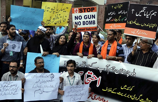 Các nhà báo Pakistan biểu tình tưởng niệm hai người đồng nghiệp thiệt mạng trong vụ đánh bom ở bệnh viện Pakistan vừa qua.