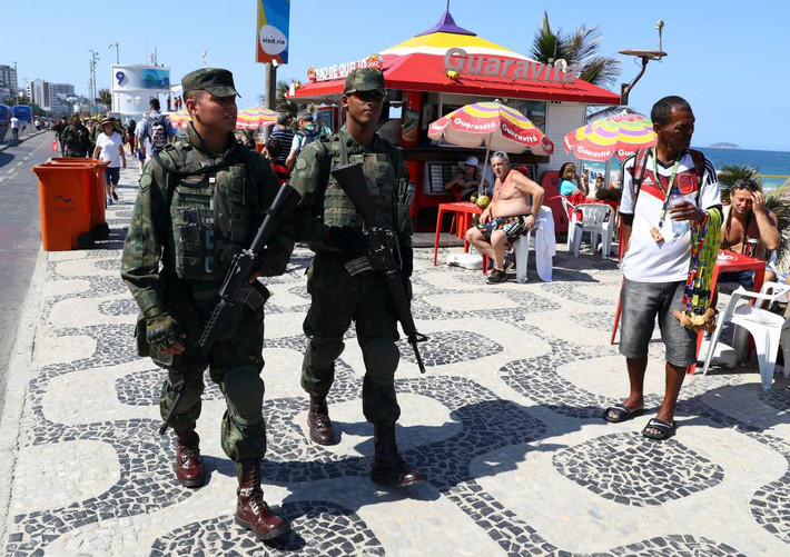 Các binh sĩ tuần tra ở bãi biển Ipanema hôm 5/8.