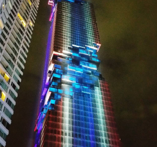 Tòa nhà rực rỡ vào ban đêm nhờ hệ thống chiếu sáng. Ảnh: Instagram.