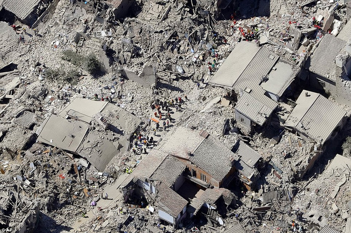 Thị trấn Amatrice đổ nát bị bao phủ bởi một lớp bụi nhìn từ trên cao.
