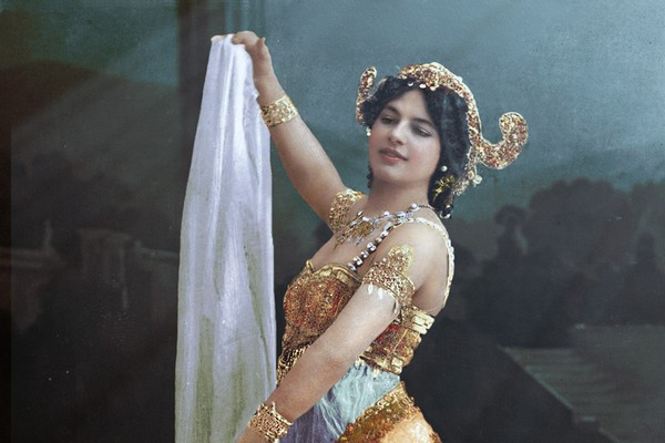 Mata Hari được coi là “Nữ hoàng tình báo”. Bà có quốc tịch Hà Lan và là một vũ công. Năm 1917, tình báo Pháp phát hiện ra rằng Mata là một tình báo Đức hoạt động trong thời kỳ Chiến tranh Thế giới Thứ nhất. Bà bị bắt giữ và xử tử hình.