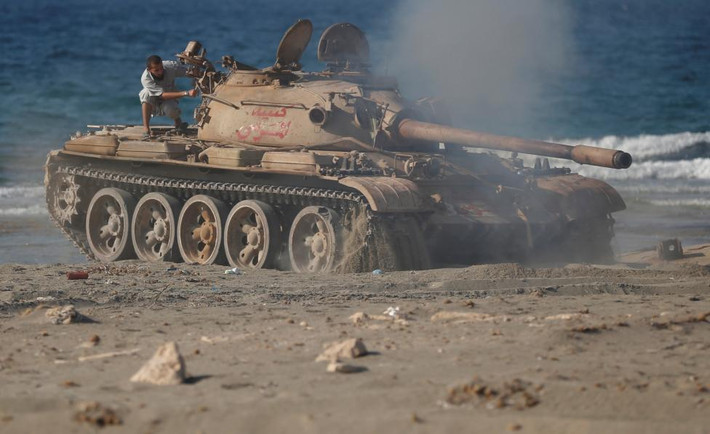 Xe tăng của lực lượng Libya rời khỏi bờ biển ở Sirte sau khi nã pháo nhằm vào phiến quân IS.