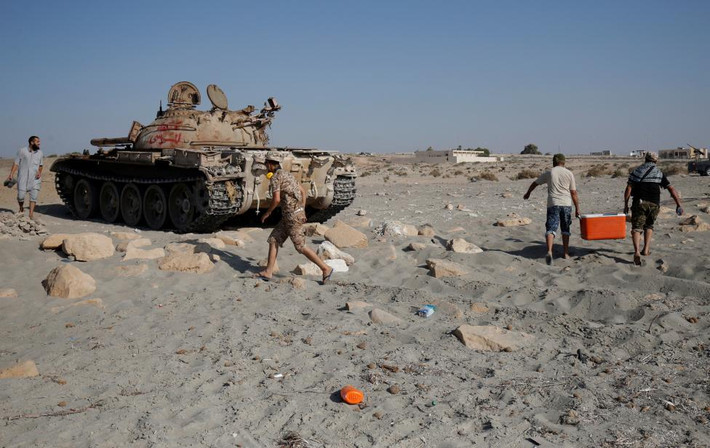 Lực lượng Libya liên minh với chính phủ rời khỏi bãi biển sau khi nã pháo vào nhóm khủng bố ở Sirte.