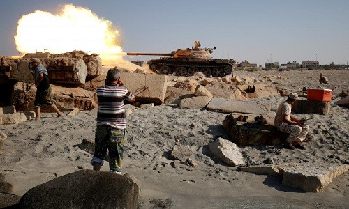Lực lượng Libya nã pháo từ xe tăng T-55 nhằm tiêu diệt các chiến binh IS tại thành phố Sirte hôm 3/8.