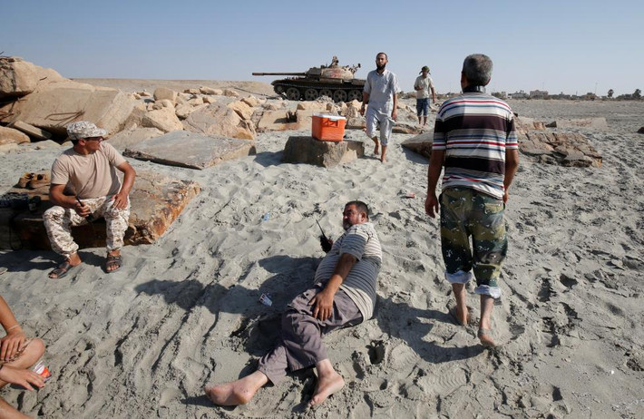 Các lực lượng Libya liên minh với chính phủ được Liên Hợp Quốc ủng hộ nghỉ ngơi trên bờ biển trước khi nã pháo nhằm vào phiến quân IS từ một bờ biển ở thành phố Sirte hôm 3/8.