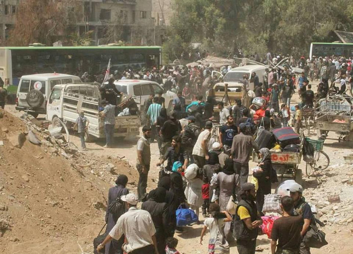 Đông đảo người dân được sơ tán khỏi Daraya sau khi phe nổi dậy và quân đội Syria đạt được một thỏa thuận ngày 26/8. Ảnh: Reuters.