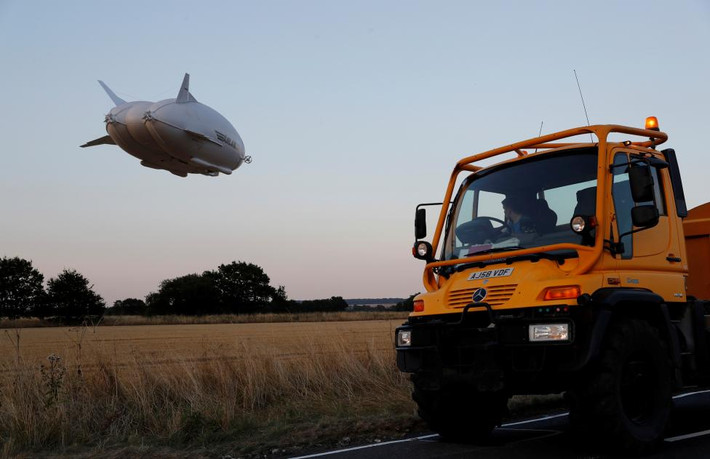 Người đàn ông trong chiếc xe tải chăm chú nhìn theo chiếc máy bay lớn nhất thế giới Airlander 10 khi nó bay qua hôm 17/8.