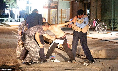 Lực lượng an ninh Iraq đã bắt giữ và gỡ đai bom khỏi người cậu thiếu niên tại thành phố Kirkuk, phía bắc thủ đô Baghdad, hôm 20/8.