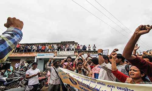 Đỉnh điểm của cuộc tuần hành mang tên “Dalit Pride March” kéo dài 10 ngày diễn ra tại thị trấn Una ngày 15/8 khi cộng đồng Dalit chống kỳ thị đẳng cấp.