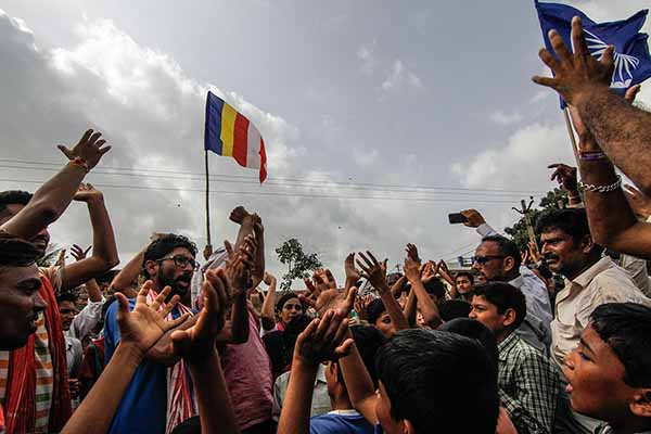 Jignesh Mevani, một luật sư kiêm nhà báo, tham gia cuộc biểu tình phản đối. Thành phần biểu tình chủ yếu là những chàng trai trẻ, từ sinh viên cho tới công nhân nhà máy.