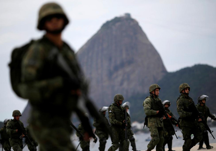 Binh sĩ Hải quân Brazil tham gia một cuộc diễn tập trên bãi biển Flamengo trước thêm Thế vận hội Rio 2016 diễn ra.