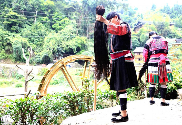 Một phụ nữ ở làng Huangluo đang chải tóc.