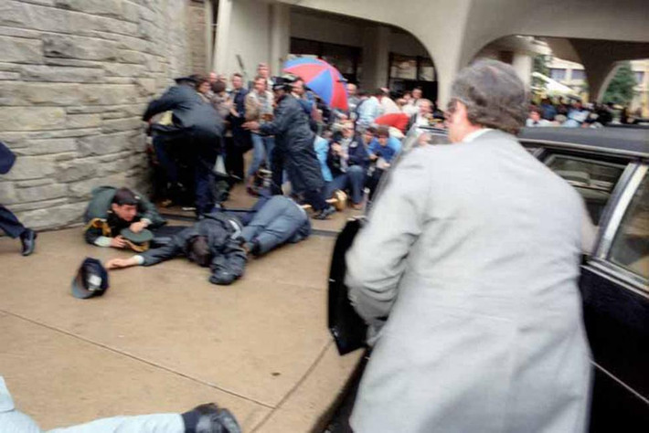 Khi đó, tay súng John Hinckley Jr. đã nã 6 phát đạn về phía Tổng thống Reagan.