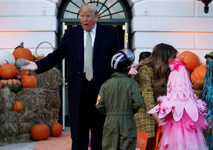 Vợ chồng Tổng thống Trump cũng trò chuyện và chụp ảnh lưu niệm cùng các vị khách đặc biệt trong ngày này.