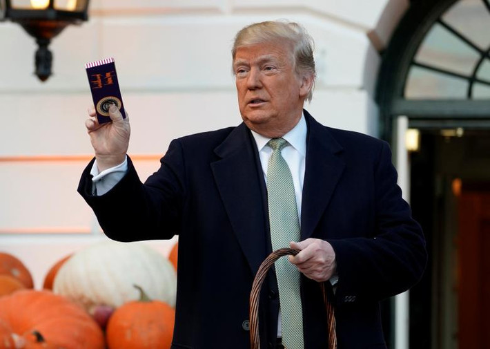 Một phong kẹo Halloween có chữ ký của Tổng thống Trump.