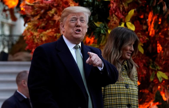 Tổng thống Trump chỉ tay về phía những bậc phụ huynh đang đứng chờ con cái họ ở Nhà Trắng. Mời độc giả xem thêm video: Hào hứng cuộc diễu hành Halloween tại Nhật Bản năm 2013 (Nguồn: VTC14)