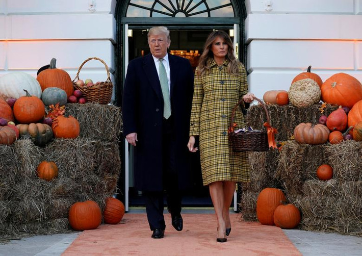 Theo USA Today, Tổng thống Trump và Đệ nhất phu nhân Melania đã phát kẹo cho các em nhỏ tại Nhà Trắng hôm 28/10 nhân dịp lễ hội Halloween. (Nguồn ảnh: Reuters).