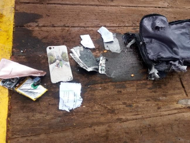 Chiếc túi bên trong có một số vật dụng cá nhân được vớt lên tàu từ dưới biển ngoài khơi Jakarta. Ảnh: Twitter.