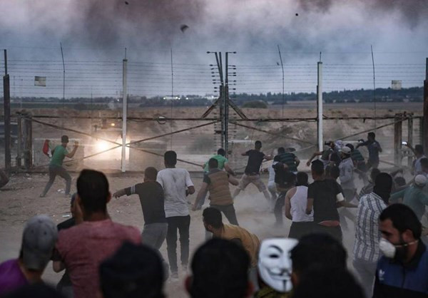 Theo người phát ngôn Quân đội Israel Jonathan Coricus, một nhóm người Palestine đã phá hủy một phần hàng rào biên giới Israel-Gaza bằng bom để vượt biên sang Israel. Ảnh: FNA.