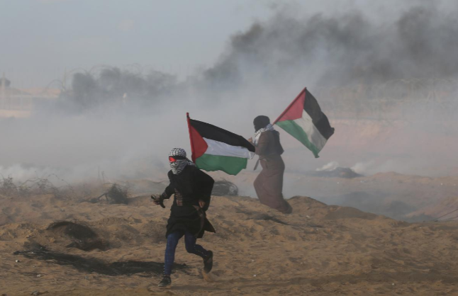 Những người phụ nữ Palestine tham gia cuộc biểu tình ở phía nam Dải Gaza ngày Thứ Sáu vừa qua. Ảnh: Reuters.