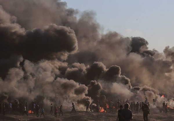 Khói lửa mù mịt trong cuộc đụng độ mới nhất giữa người biểu tình Palestine và lực lượng an ninh Israel tại Dải Gaza. Ảnh: FNA.