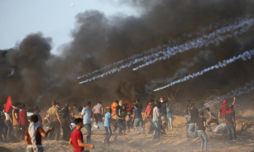 Theo hãng thông tấn Reuters, bạo lực đã bùng phát dữ dội giữa người biểu tình Palestine và lực lượng an ninh Israel tại khu vực biên giới Dải Gaza-Israel vài ngày qua. Ảnh: Reuters.