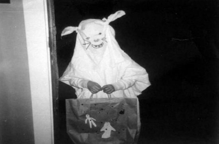 Một em nhỏ hóa trang để dọa mọi người trong dịp Halloween 100 năm trước.