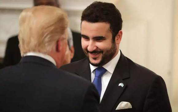 Sau đó, vị Hoàng tử Saudi Arabia này bắt đầu chuyển sang lái F-15S và được bổ nhiệm làm sĩ quan tình báo chiến thuật ngoài công việc phi công F-15S tại căn cứ không quân King Abdulaziz ở Dhahran. Ảnh: Newsweek.