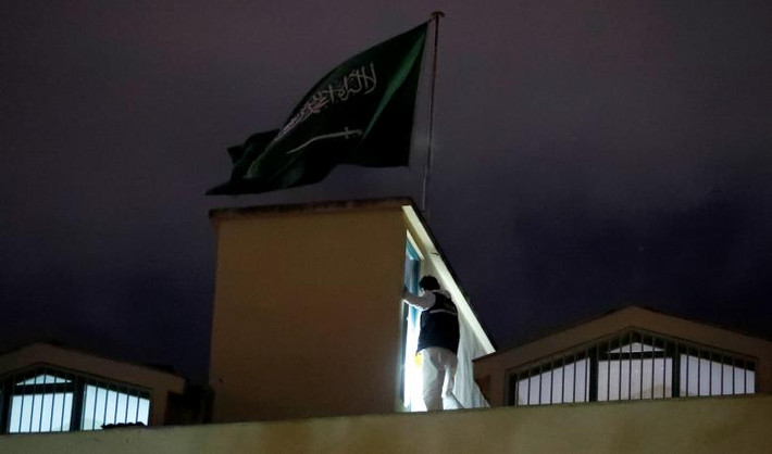 Sau khi khám xét xong, các nhân viên pháp y và cảnh sát Thổ Nhĩ Kỳ cùng với một phái đoàn của Saudi Arabia đã rời trụ sở lãnh sự quán. Ảnh: Reuters.