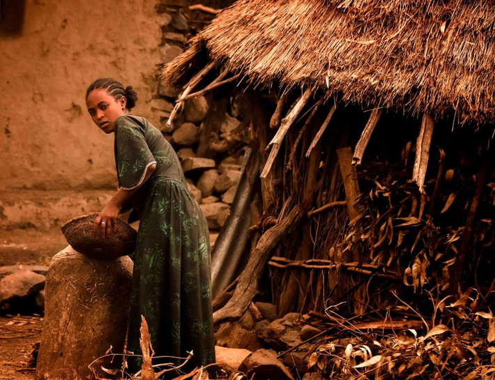 Một phụ nữ Ethiopia bận rộn với công việc hàng ngày của mình.