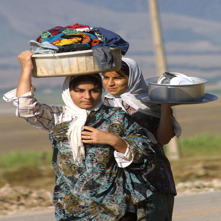 Những người phụ nữ Iran mang các đồ vật, quần áo đi giặt giũ, rửa sạch sau một trận bão cát ở tỉnh gần biên giới với Afghanistan.