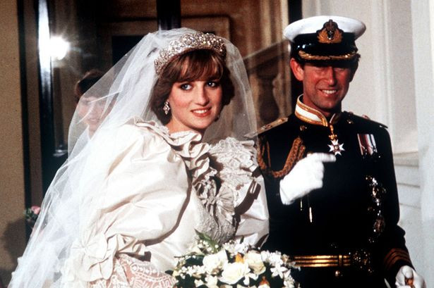 Về đời tư, ngày 29/7/1981, Thái tử Charles kết hôn với Công nương Diana tại nhà thờ St Paul's, thủ đô London. Họ có hai người con là Hoàng tử William và Hoàng tử Harry. Tuy nhiên, cuộc hôn nhân của cặp đôi Hoàng gia Anh nổi tiếng này tan vỡ vào năm 1996. Ảnh: Mirror.