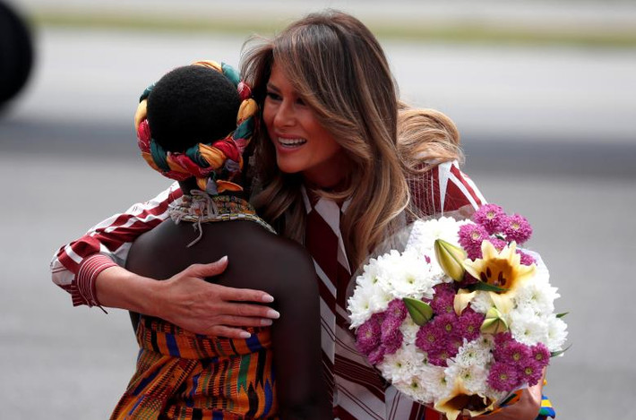 Đệ nhất phu nhân Melania được một em nhỏ tặng hoa tại Accra khi bà bắt đầu chuyến thăm 4 nước Châu Phi, bao gồm Ghana, Kenya, Malawi và Ai Cập.