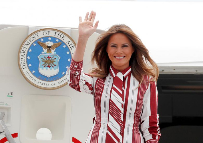 Đệ nhất phu nhân Melania vẫy tay chào mọi người khi tới sân bay ở Ghana.