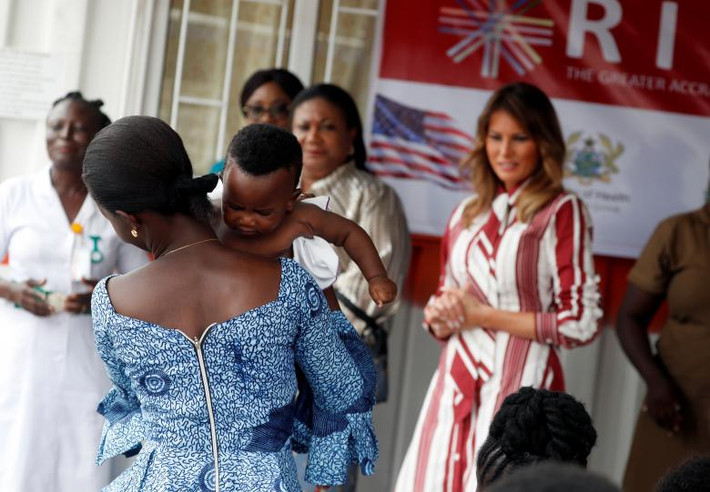 Đệ nhất phu nhân Melania được các bà mẹ và em nhỏ chào đón khi tới thăm bệnh viện ở Accra.