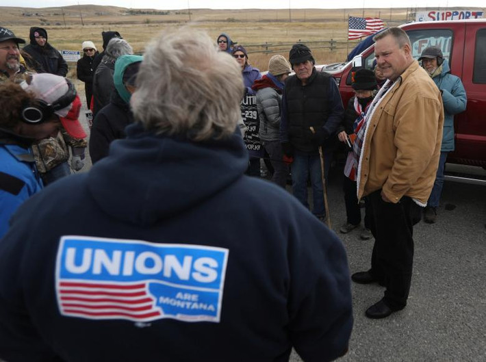 Thượng nghị sĩ Jon Tester trò chuyện với mọi người bên ngoài Công ty Imerys Talc America ở Three Forks, bang Montana, ngày 13/10.