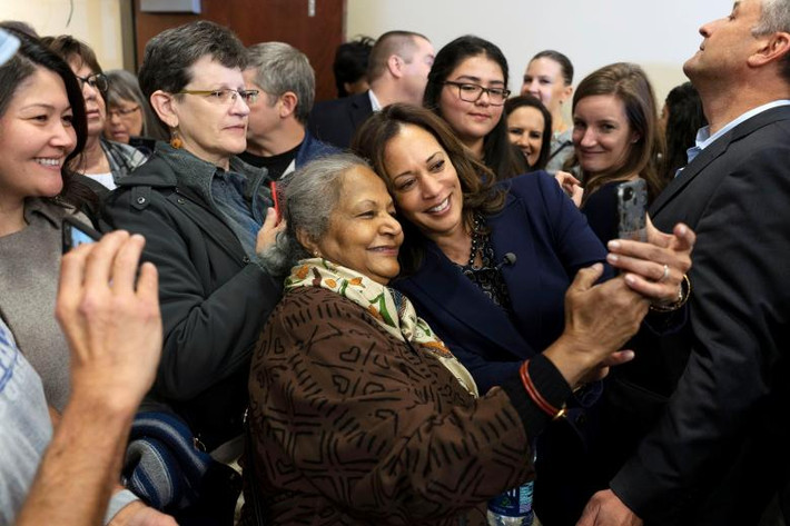 Thượng nghị sĩ Kamala Harris gặp gỡ những người ủng hộ ở Des Moines, Iowa, ngày 22/10.