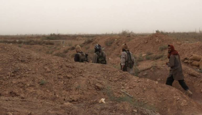 Tuy nhiên, các tay súng IS đã lấy lại những vùng đất vừa rơi vào tay lực lượng Syria sau khi mở cuộc phản công chớp nhoáng vào chiều 15/10. Ảnh: Zaman Al Wasl.