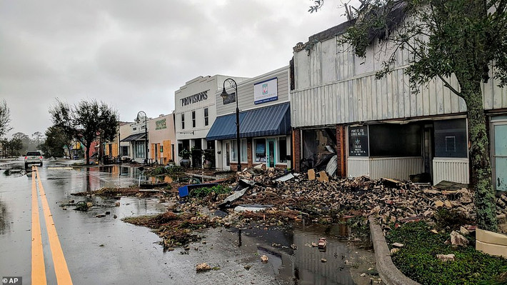 Đường phố Port St.Joe, Florida, ngổn ngang sau khi bão Michael càn quét nơi này chiều 10/10 (giờ địa phương). Ảnh: AP.