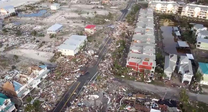 Đường phố ngổn ngang ở thành phố Mexico Beach, bang Florida, nhìn từ trên cao ngày 11/10.